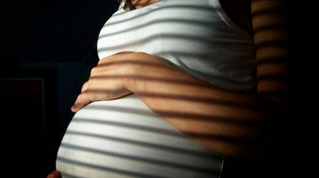 Una mujer embarazada en una foto de archivo
