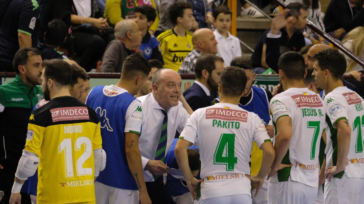 Jugadores y técnicos del Córdoba CF Futsal durante un tiempo muerto