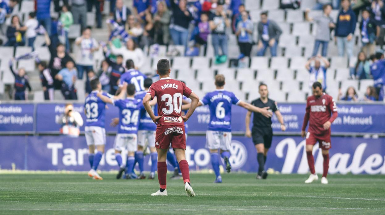 Los jugadores del Oviedo celebran el primer gol ante el Córdoba el domingo en el Tartiere