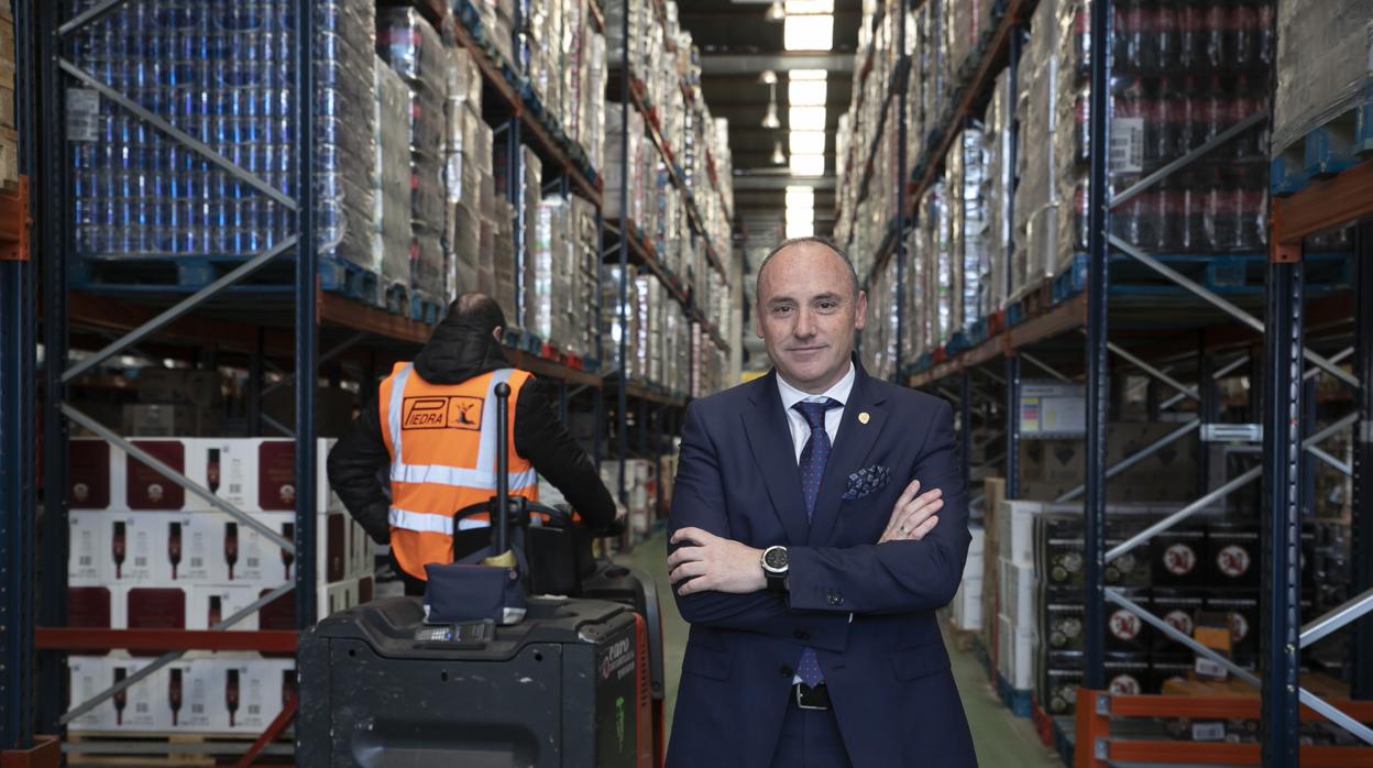 Javier Piedra en el almacén de la cadena que dirige, en el polígono de Las Quemadas