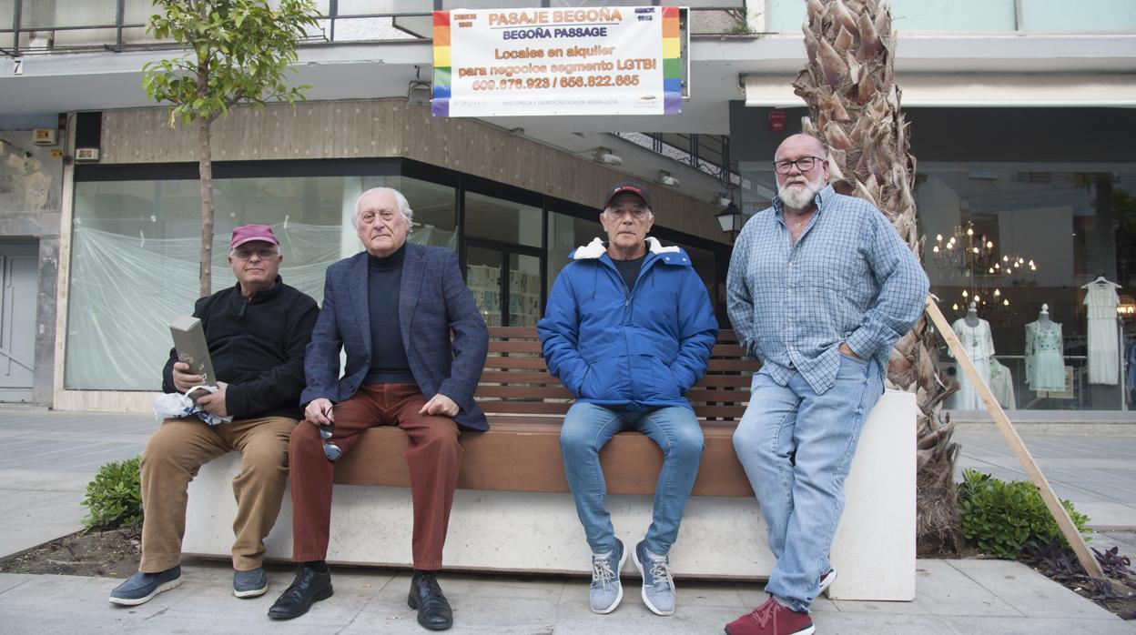 Francisco Prieto, Antonio Cañete, Miguel Cárdenas y Santiago Rubio en la entrada del Pasaje Begoña