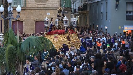 Cádiz se llenó de público para ver al Nazareno