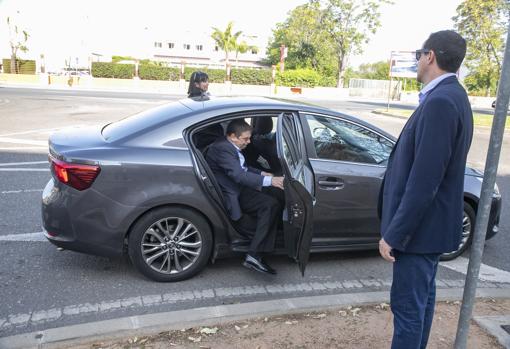 Planas abandona el barrio en coche tras un breve paseo electoral