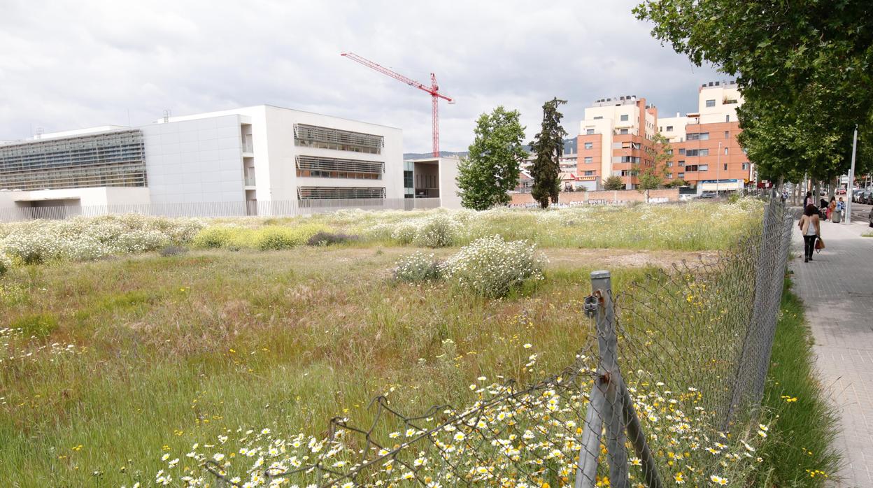 Imagen del centro de salud de Noreña con los terrenos aledaños sin utilizar