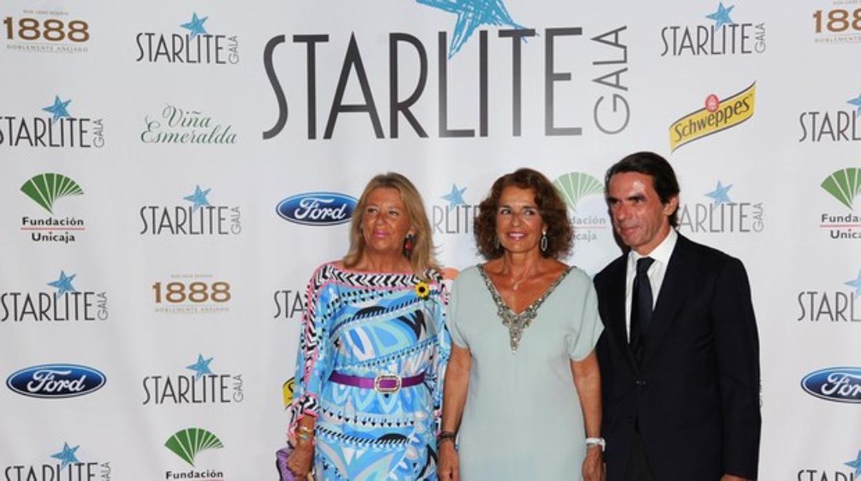 José María Aznar y Ana Botella con la alcaldesa de Marbella, Ángeles Muñoz, en Starlite