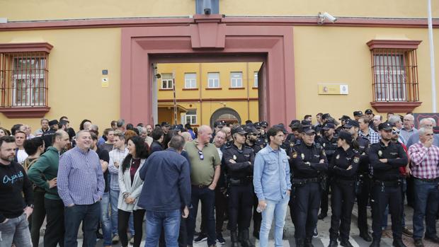 Policías y guardias civiles protestan este jueves ante la sede del PSOE de Córdoba por la equiparación salarial