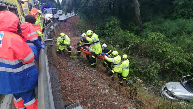 Herido un conductor tras caer a un terraplén en Castellar de la Frontera