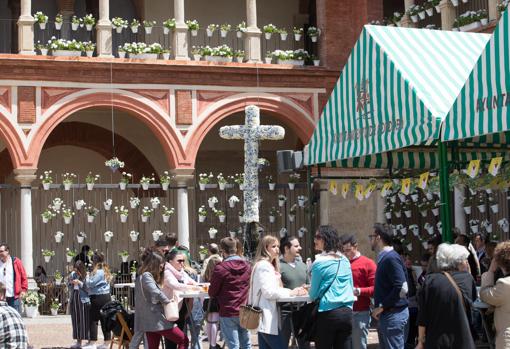 Cruz de Mayo instalada por la cofradía de la Oración en el Huerto en el año 2018