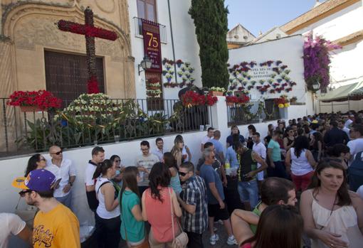 Cruz de Mayo de la hermandad de la Paz y Esperanza situada en el Bailío en 2014