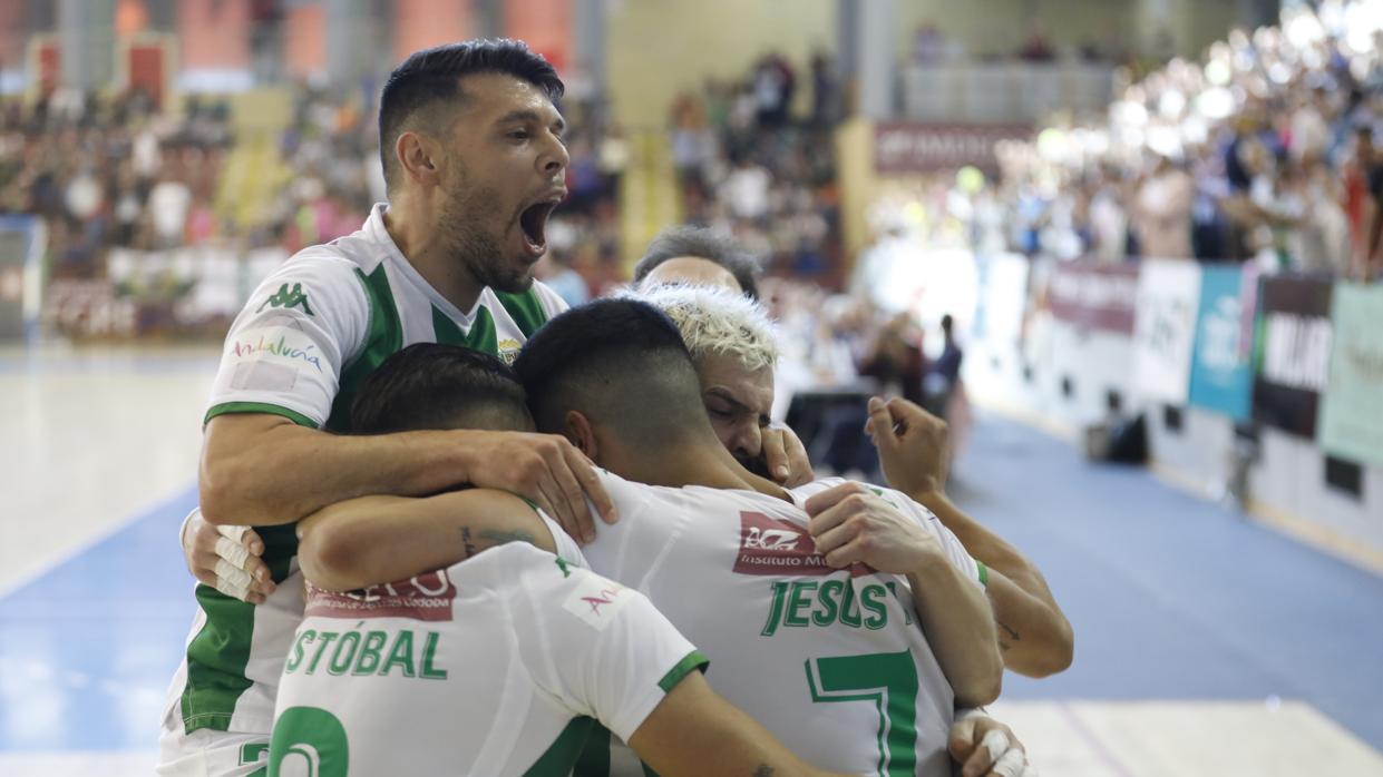 Los jugadores del Córdoba celebran uno de los tantos del encuentro