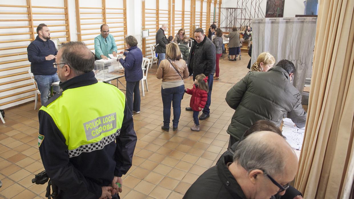 Un policía local en el colegio Caballeros de Santiago en las generales de diciembre de 2015