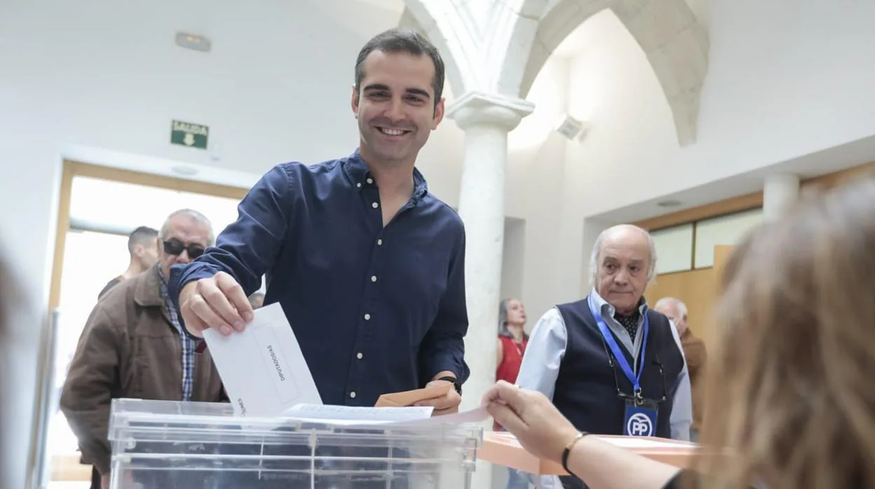 El alcalde de Almería y candidato a la reelección, Ramón Fernández-Pacheco ejerce su derecho a voto.