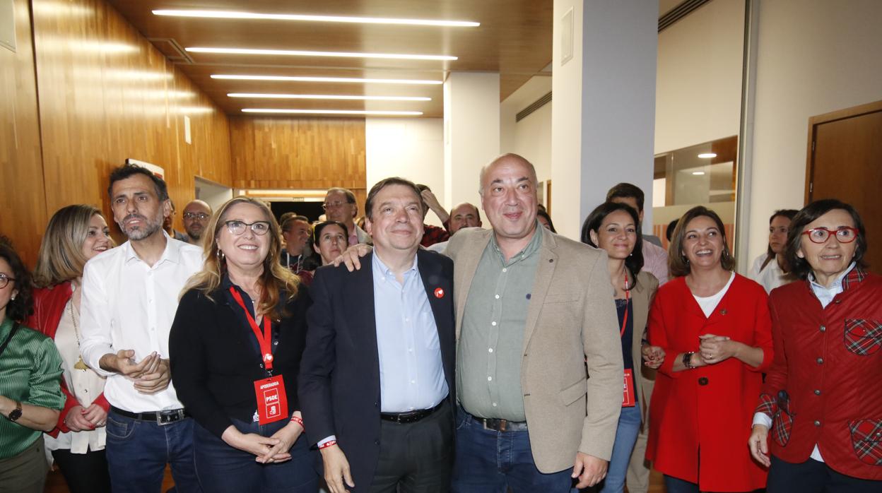 Luis Planas y Antonio Ruiz junto al resto de candidatos y dirigentes que se congregaron en la sede del PSOE