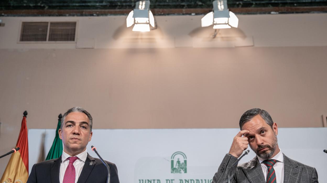 Elías Bendodo, consejero de la Presidencia, junto al consejero de Hacienda, Juan Bravo, en el Palacio de San Telmo