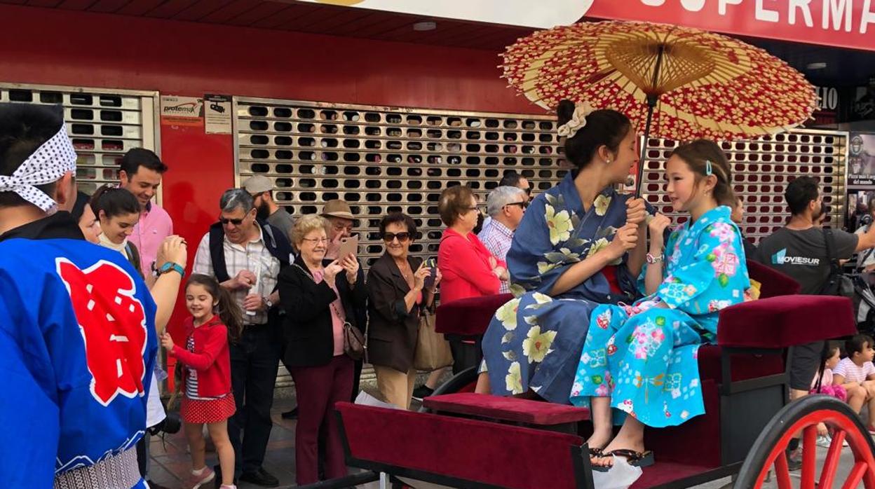 Parte de la delegación de Japón en el pasacalles de este miércoles