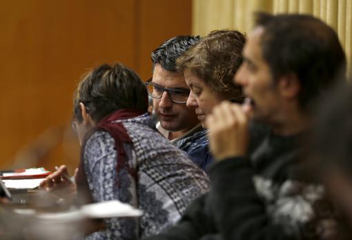 Pedro García conversa con Alba Doblas en un Pleno
