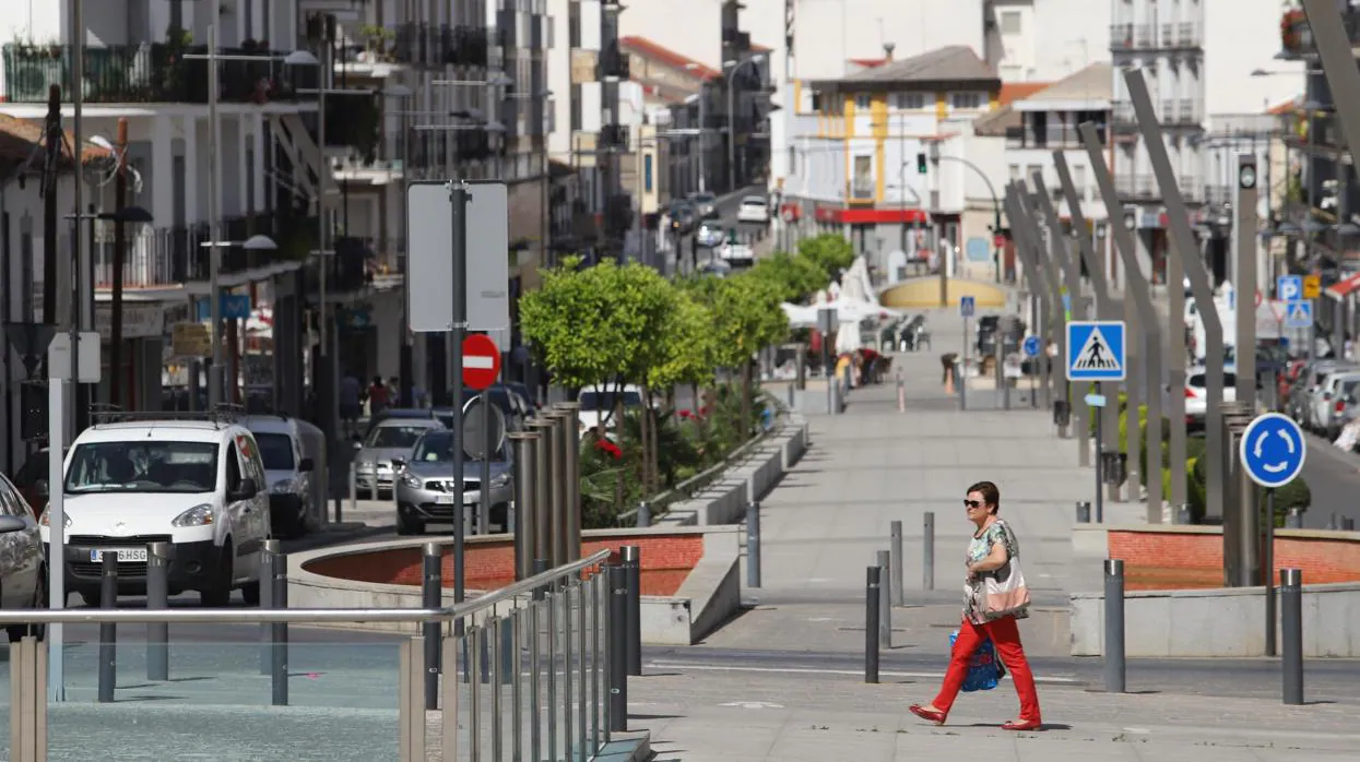 Una viandante cruza por una de las calles de Pozoblanco
