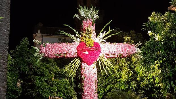 Las cofradías de Córdoba recuerdan el 90 aniversario del Sagrado Corazón en sus Cruces de Mayo