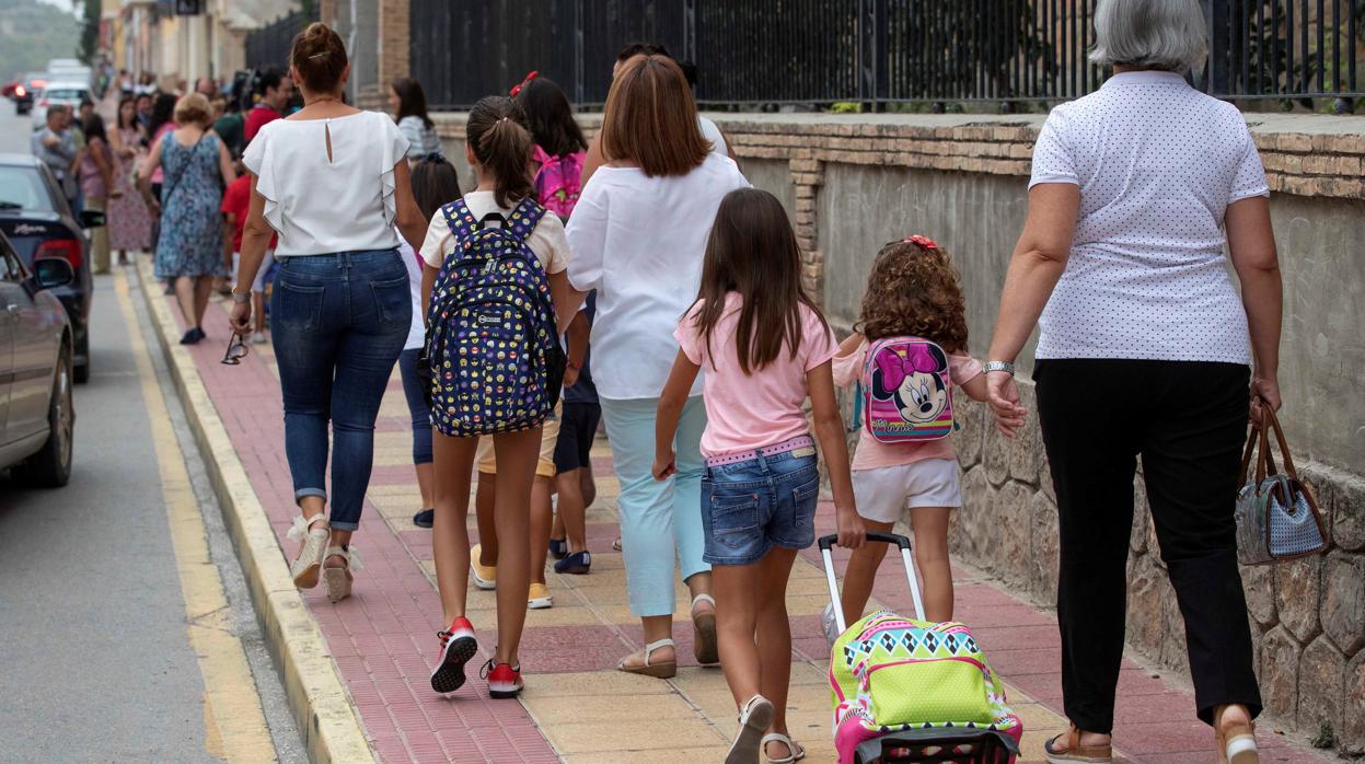 Un grupo de alumnos dirigiéndose a su colegio