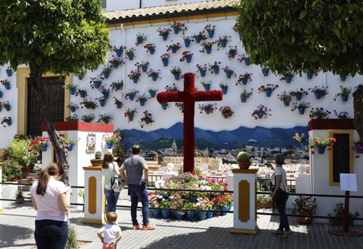 Cruz de mayo de la AVV Nuevo Cañero