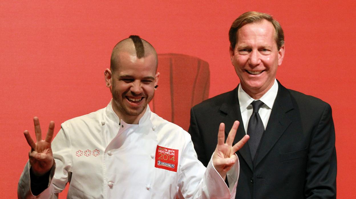 El chef David Muñoz junto al director general de la Guía Michelin, Michael Ellis, en una gala en España