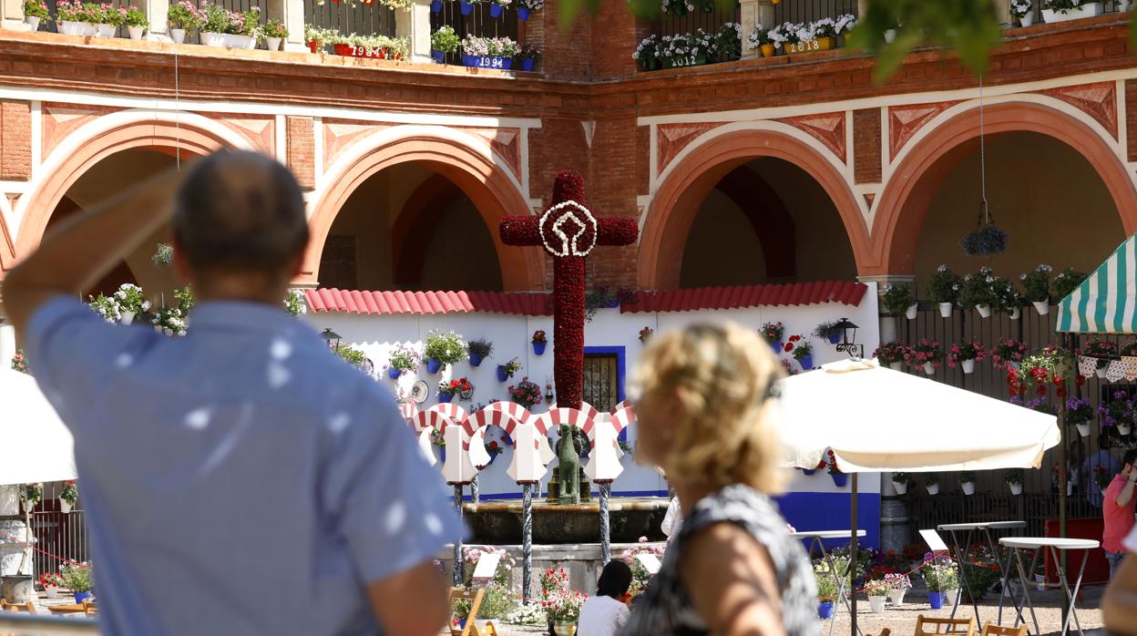 Cruz de la hermandad del Huerto en la plaza Tierra Andaluza