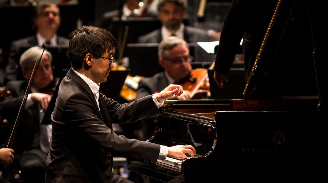 El ganador del premiio, Alexander Koryankin, durante su interpretación