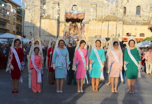 La Virgen de Araceli levanta un mar de devoción por las calles de Lucena