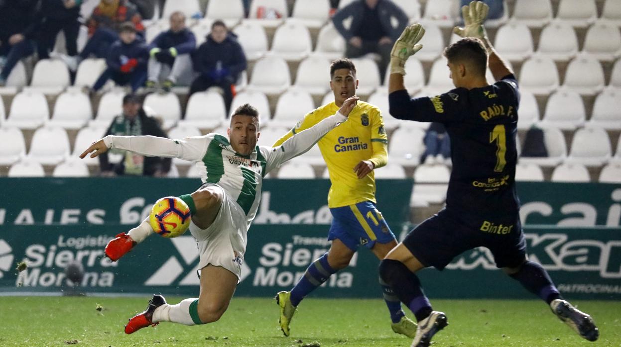 Piovaccari remata a portería en el Córdoba CF-Las Palmas de la primera vuelta