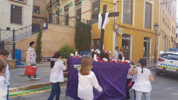 Los Chavicos de Guadix coronan las Cruces con su tradicional desfile