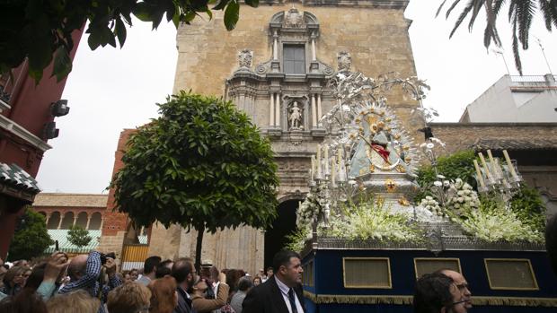 La procesión de la Virgen de la Cabeza trae aromas serranos a las calles de Córdoba