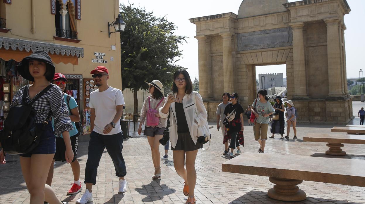 Turistas japoneses en la zona de la Puerta del Puente