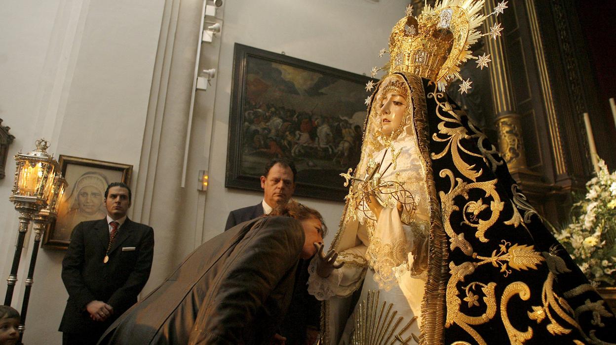 Besamanos de Nuestra Señora de los Dolores Coronada en la iglesia hospital de San Jacinto de Córdoba