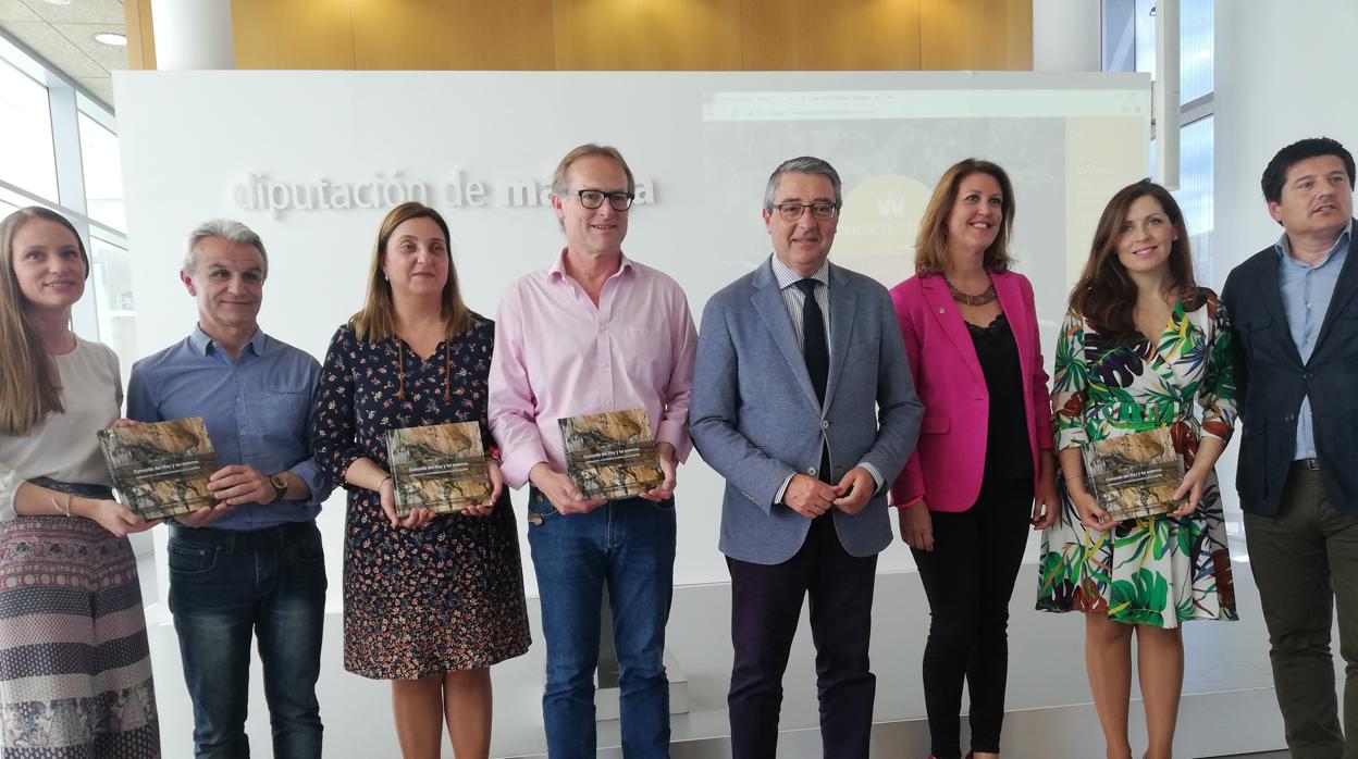 El presidente de la Diputación, Francis Salado (cuarto por la dcha.) junto a representantes de la Junta de Andalucía, de la Diputación y municipios del entorno.