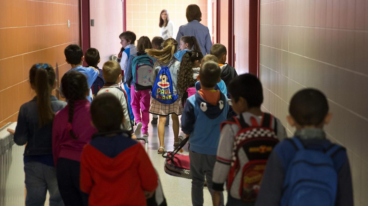 Escolares se disponen a entrar en sus aulas