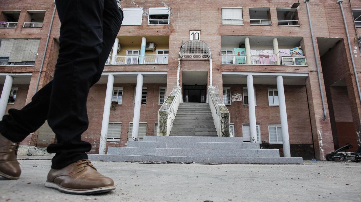 Un vecino pasea por un patio de las Palmeras