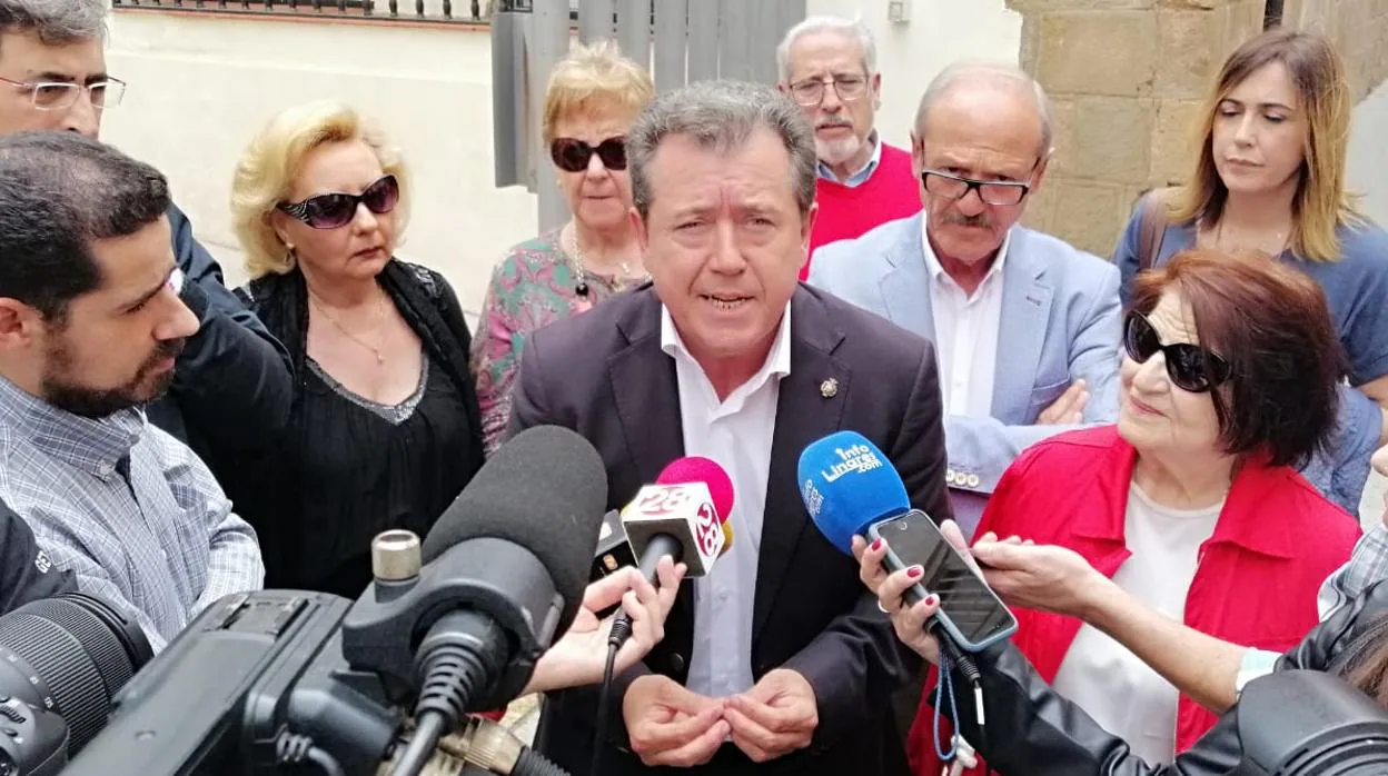 El alclde de Linares, Juan Fernández, atiende a los medios tras pedir el sobreseimiento de su causa