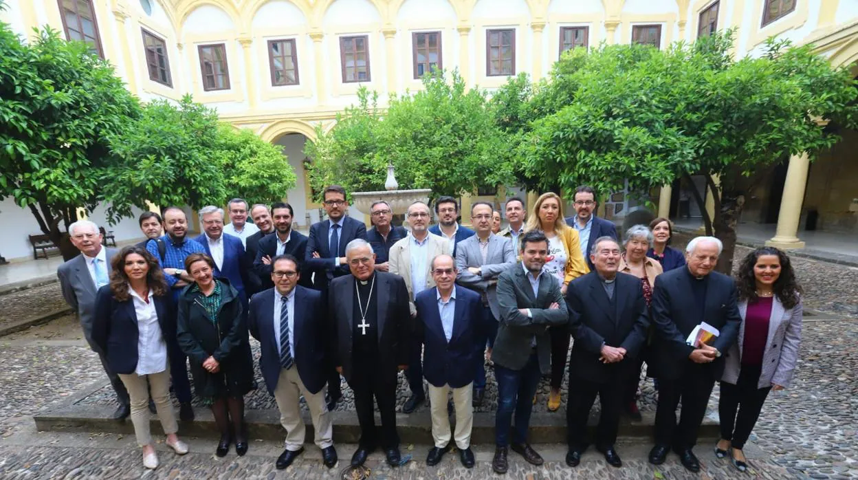 Monseñor Fernández posa con los representantes de los medios cordobeses en el Palacio Episcopal