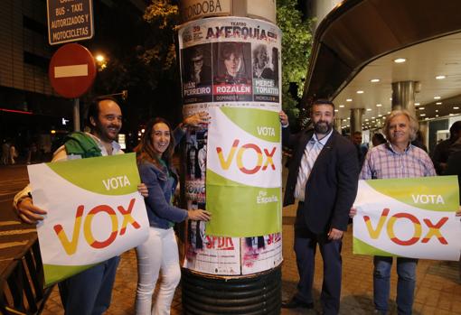 Los candidatos de Vox, con los carteles de esta campaña