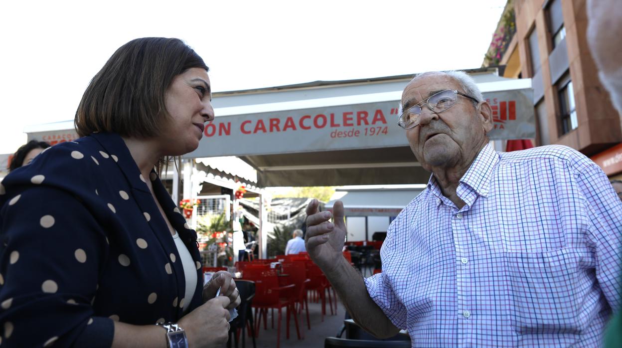 Isabel Ambrosio conversa con un vecino esta mañana en Levante