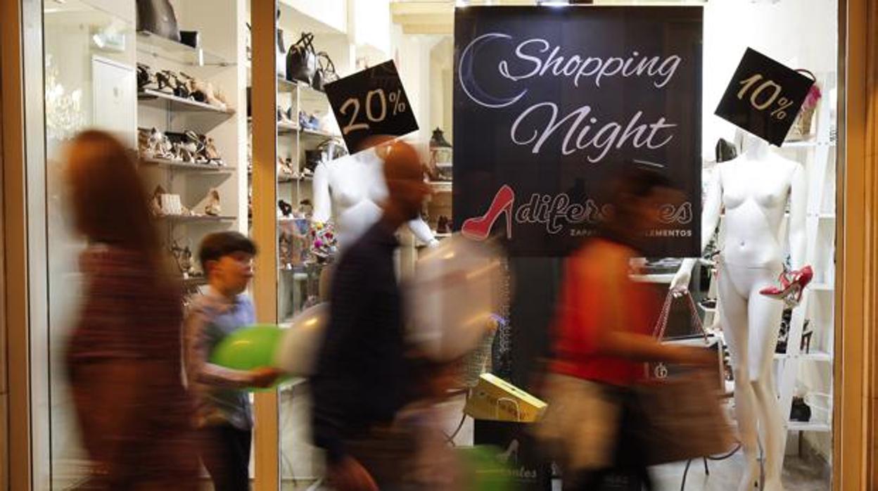 Escaparate anunciando los descuentos de la «Shopping Night» la pasada edición