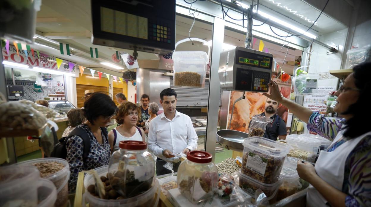 Pedro García comprando frutos secos en el Mercado del marrubial