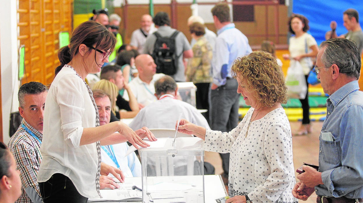 Una mujer vota en Córdoba capital durante las municipales de 2015