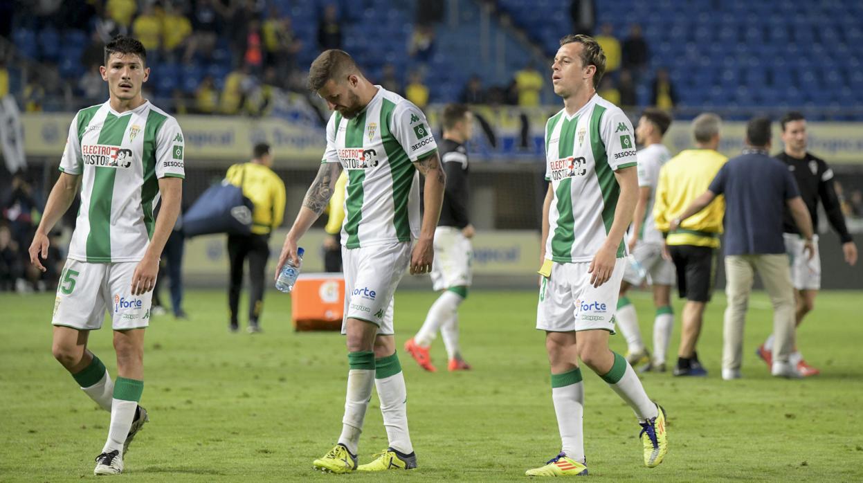 Loureiro, Herrero y Lara abandonan el campo cabizbajos tras el descenso