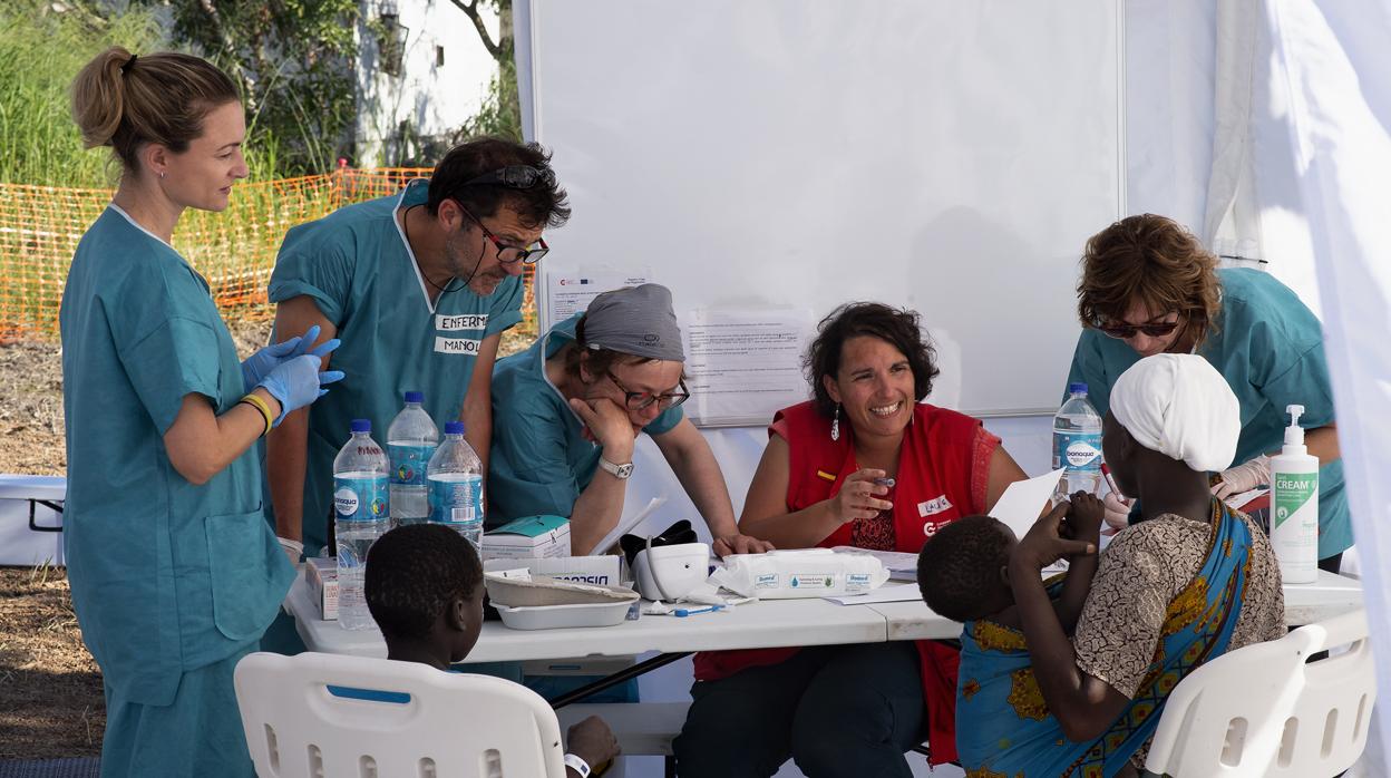 Personal de la misión sanitaria en Mozambique pasa consulta en el hospital de campaña desplegado