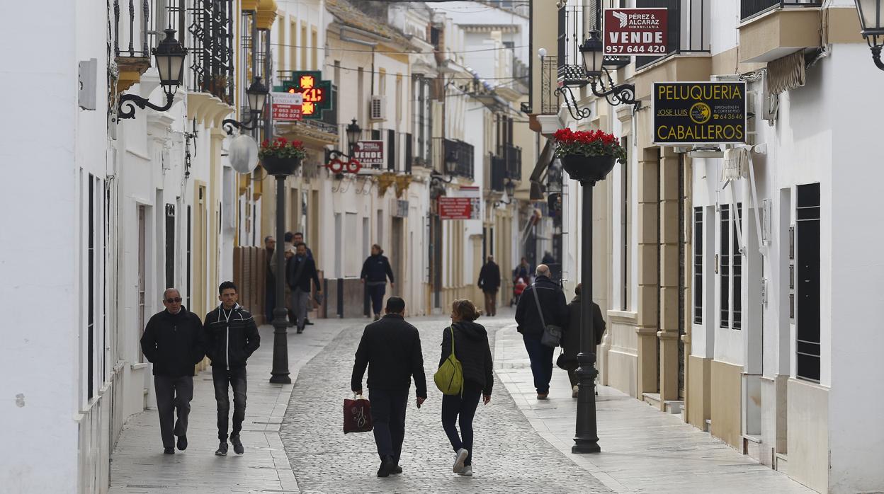 Varios ciudadanos pasean por las calles de Palma del Río