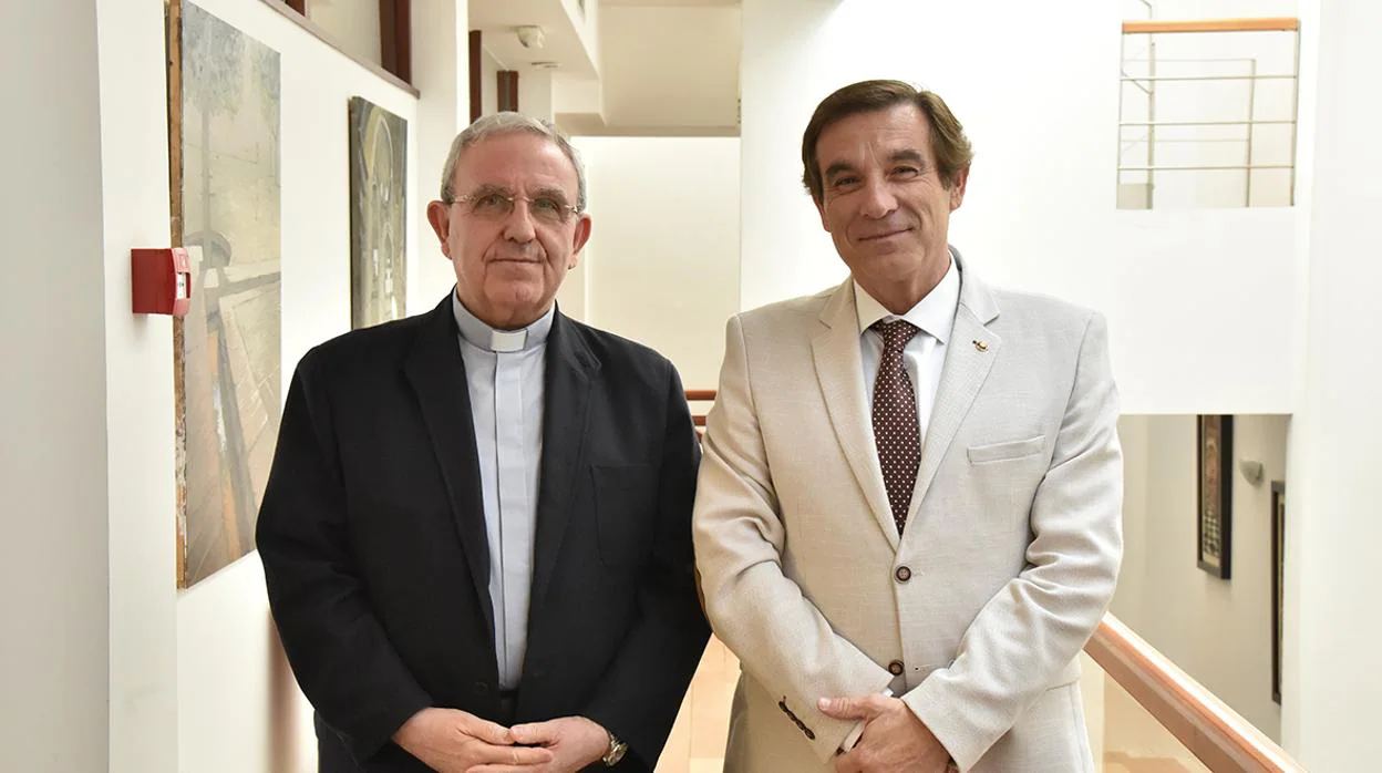 El deán de la Catedral, Manuel Pérez Moya, y el presidente de la Agrupación de Cofradías, Francisco Gómez Sanmiguel, durante la firma del acuerdo