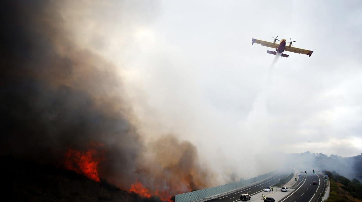 Uno de los aviones que participaron en las labores de extinción junto a la AP-7