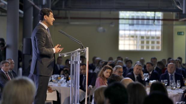 Juanma Moreno apuesta por el centro del Partido Popular frente a los «blancos» y los «negros»