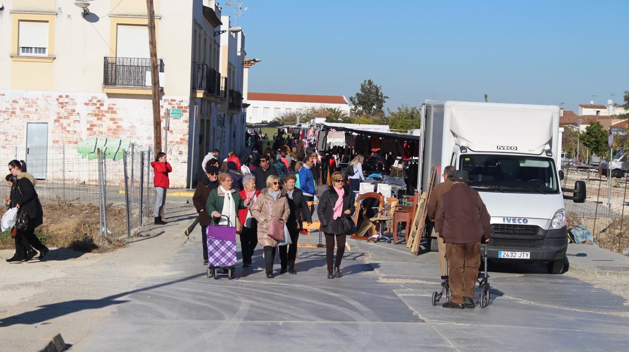 Vecinos de La Carlota en un mercadillo